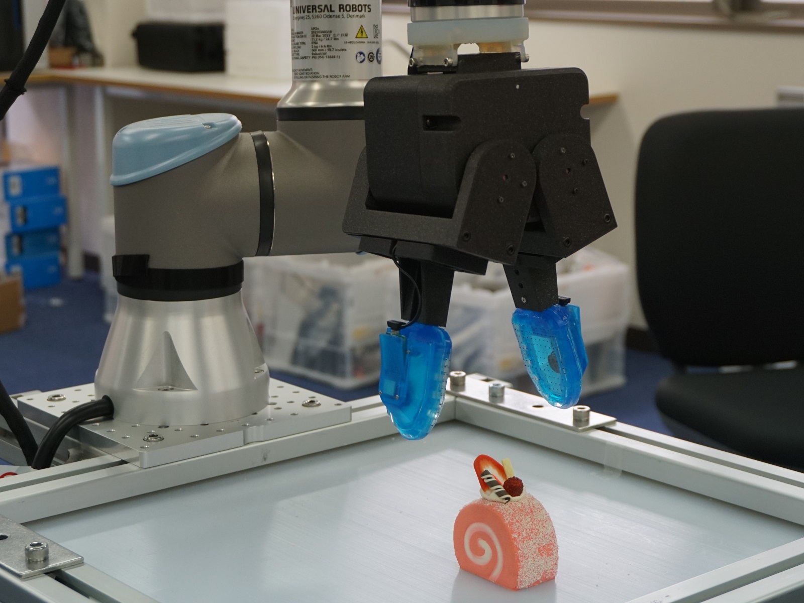 図1　触覚センサーを搭載したロボットハンドシステム
