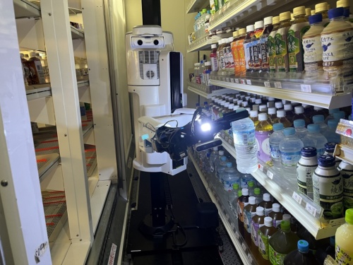 飲料補充ロボット「TX SCARA」の外観。写真右の飲料保管用冷蔵庫からアームを使って1本ずつ飲料をつかみ、写真左の陳列棚に並べる