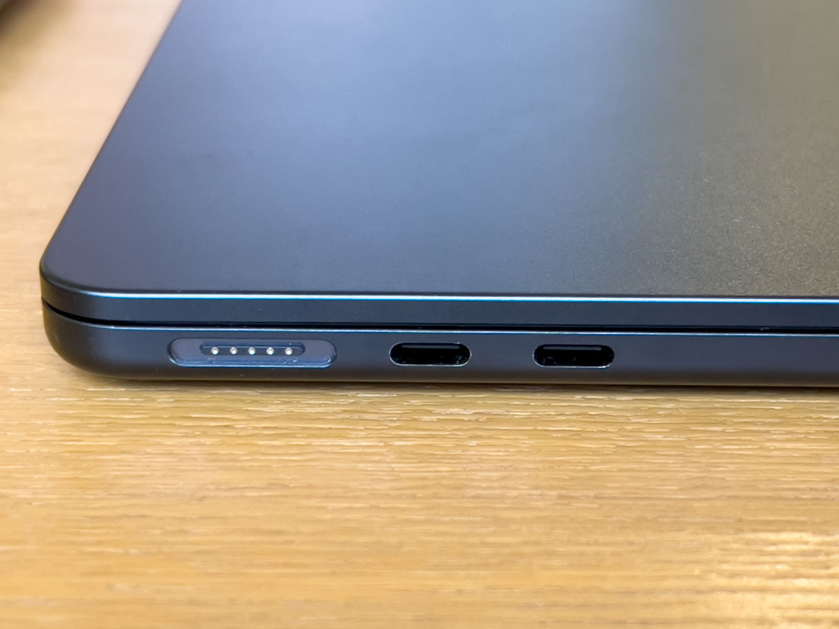 くさび型からフラットに、M2プロセッサー搭載でMacBook Airはどう