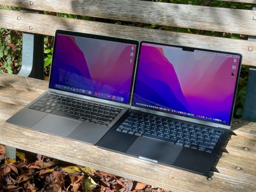 直射日光下でM1 MacBook Air（左）とM2 MacBook Air（右）のディスプレーを比較。どちらも輝度は自動で最大になっていた。M2 MacBook Airのほうがわずかに明るく表示されていることが写真でも確認できる。