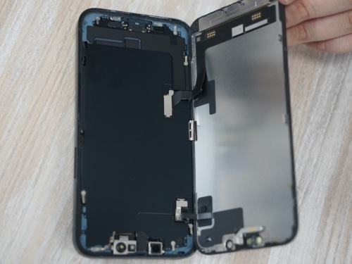 図1 「iPhone 14」を分解し、ディスプレー部を開けた様子