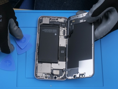 図2 前機種「iPhone 13」を分解した際にディスプレー部を開けたときの様子