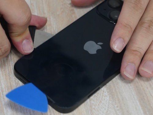 図3 iPhoneの背面にピックを差し込めるのは新鮮な体験