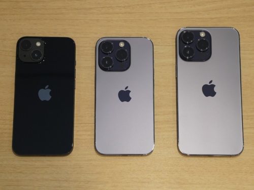 図5 入手した新型「iPhone 14」シリーズ3機種の外観