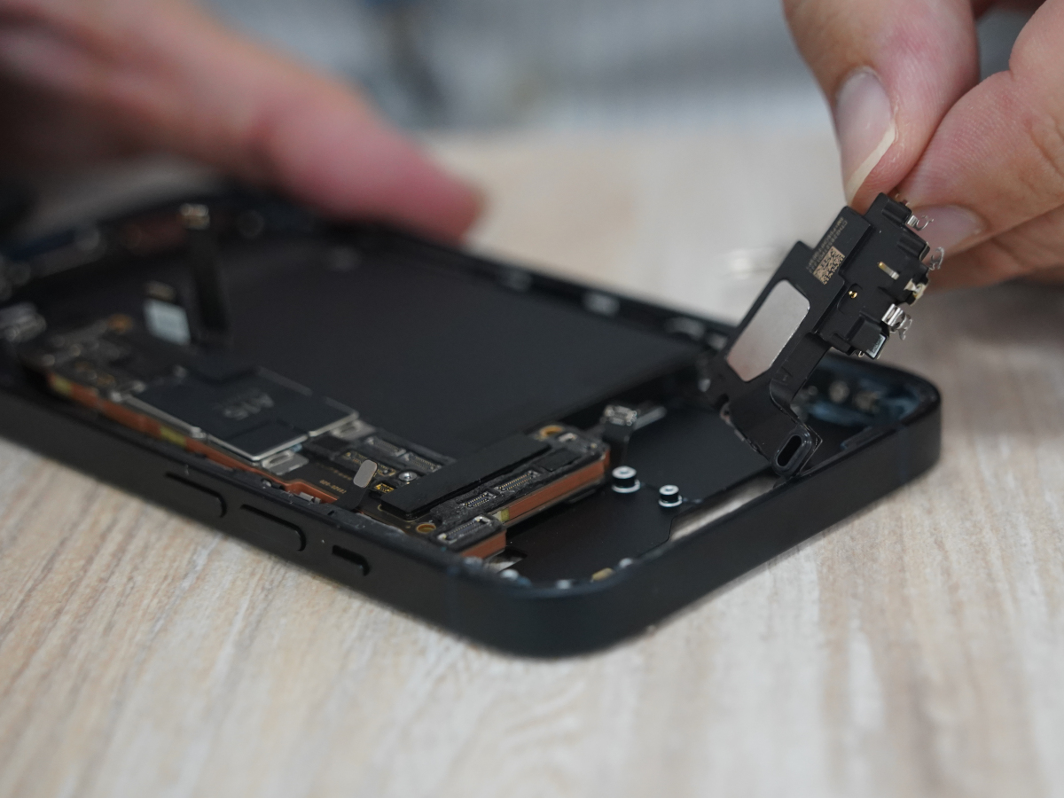 がらりと変わったiPhone 14の内部構造、「修理する権利」を意識か 