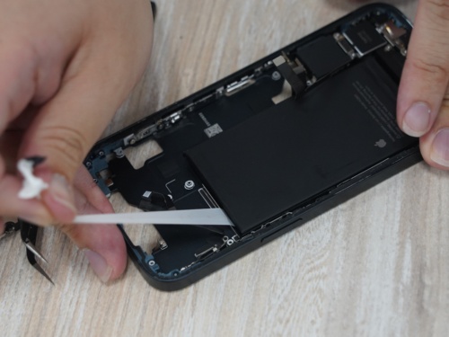 図9 2次電池を接着している両面テープを引っ張って剥がしている様子