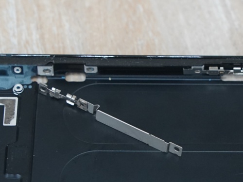 図13 ミリ波用アンテナの隙間を埋める樹脂製のスペーサーはiPhone 14には搭載されていなかった