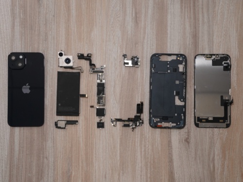 図14 分解したiPhone 14の部品を並べた様子