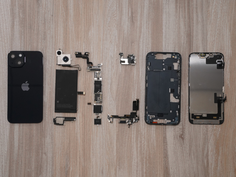 iPhone14 ジャンク品　 分解スマートフォン本体と部品 がらりと変わったiPhone 14の内部構造、「修理する権利」を意識