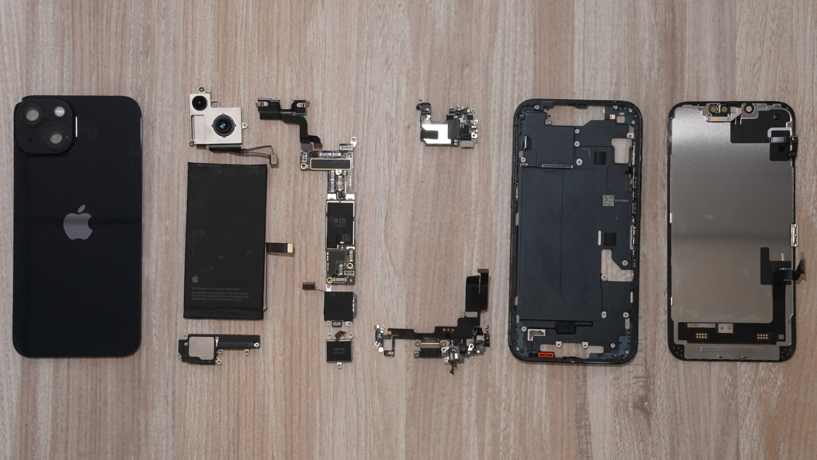 iPhone 14 Plusも修理できる権利を意識、メイン基板はなんと14と同一