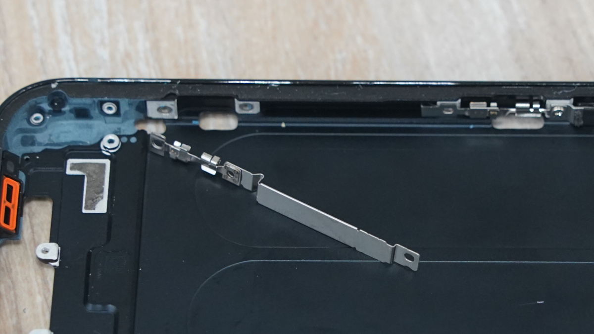 米国版iphone 14調査 ミリ波アンテナの形状は 消えたsimスロットは 日経クロステック Xtech