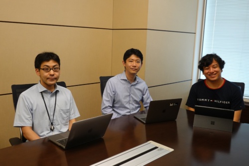 左からMCデジタルの佐藤遼太郎データサイエンティスト、久保長礼CTO、AtCoderの高橋直大社長