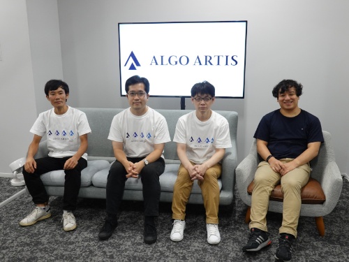 左からALGO ARTISの永田健太郎社長、松尾充アルゴリズムエンジニア、門脇大輔リードアルゴリズムエンジニア、AtCoderの高橋直大社長