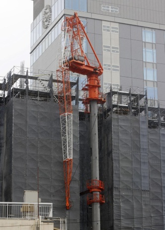 ザ・パークテラス高麗タワーの施工現場に設置されたタワークレーン。台風14号の影響でジブが折れ曲がった（写真：共同通信社）