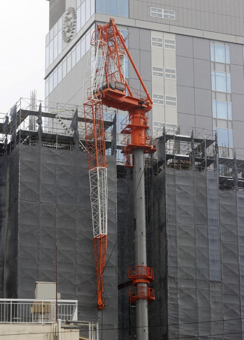 市街地でタワークレーンをへし折る 台風14号被害 日経クロステック Xtech 市街地でタワークレーンをへし折る 台風14号被害 日経クロステック Xtech