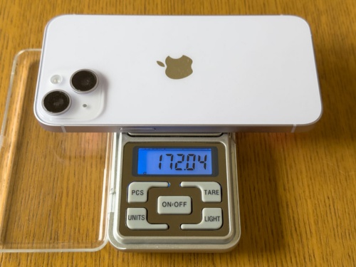 iPhone 14の重さを実測した。スペックシートの値とほぼ同じで、iPhone 13よりも約1g軽い172.04gだった