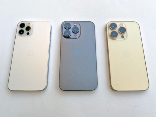 左からiPhone 12 Pro、13 Pro、14 Proと並べてみた。同じトリプルレンズでも、今となっては12 Proは控えめに感じる