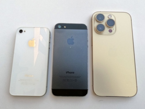 左からiPhone 4、iPhone 5、iPhone 14 Proと並ぶ。筆者的には、レンズ1つのシンプルなデザインが好きだ