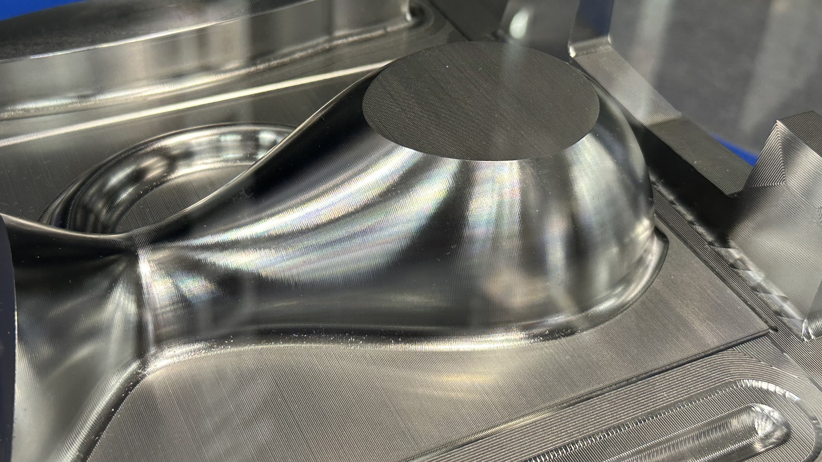 ジェイテクトの新研削盤、高さ600mmのワークをワンチャックで加工