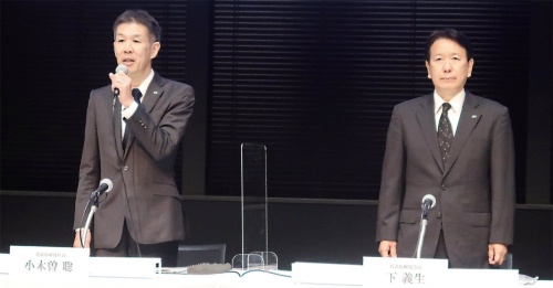 図1　不正発覚時の記者会見での日野自動車社長の小木曽聡氏（左）と同社会長の下義生氏（右、当時）