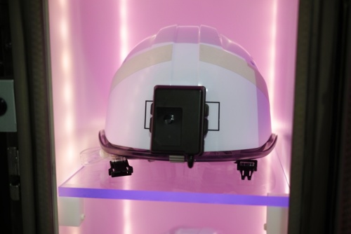 図2　工事現場作業者向けのヘルメットにIoTセンサーを搭載