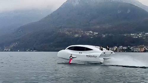 図1　スイス・レマン湖上を走るMobyFlyの水中翼船「MBFY10」
