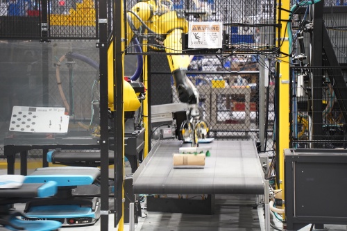 アマゾン・ドット・コムが2021年4月に発表したロボット「Robin」。ベルトコンベヤーの上を流れる小包を認識してつかむことができる