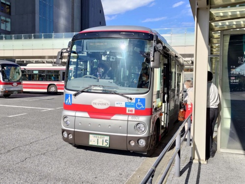 東急バスが見直し対象としている「玉04・05系統」のバス。走行ルートの道路に重量制限があるため、一般的な路線バス車両より小ぶりな車両で運行している