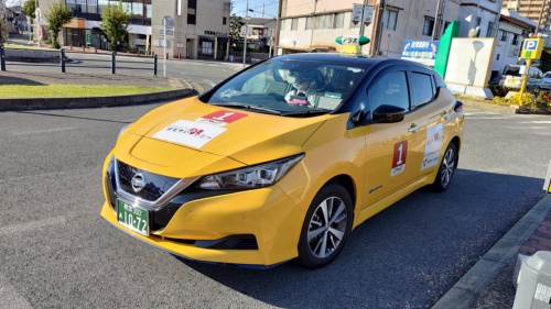 熊本県荒尾市のAIオンデマンド交通「おもやいタクシー」の車両
