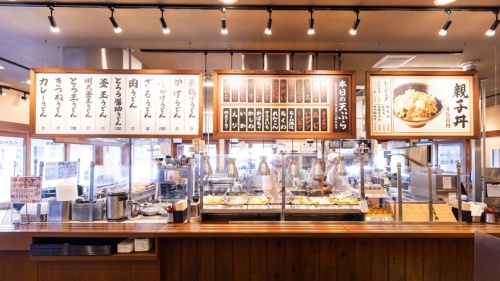 トリドールホールディングス の主力事業である「丸亀製麺」の店舗内観