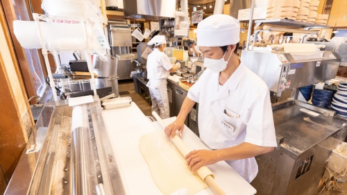 トリドールホールディングスの主力事業である「丸亀製麺」の店舗の様子。店舗数が増えても店内調理を貫く