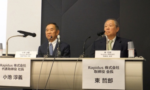 ラピダス社長の小池淳義氏（左）と会長の東哲郎氏は会見で新会社設立の意気込みを語った（写真：日経クロステック）