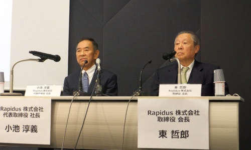 ラピダス社長の小池淳義氏(左)と会長の東哲郎氏は会見で新会社設立の意気込みを語った(写真:日経クロステック)