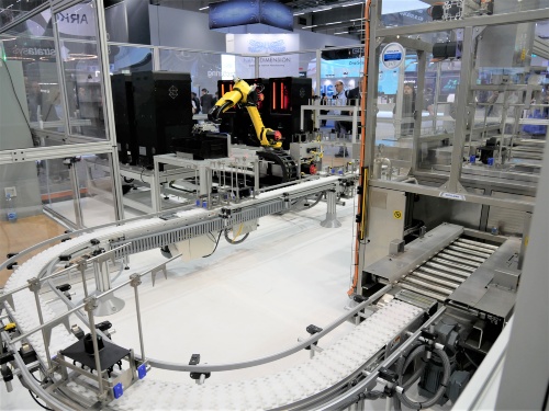 Stratasysがブースに設けた生産ラインのデモ