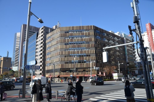 「築地KYビル」（東京都中央区築地4-7-5）は、木目のパターンを直接プリントしたアルミパネルを外装に用いて、下町の木造建築のイメージを付与した（写真：渡辺 圭彦）