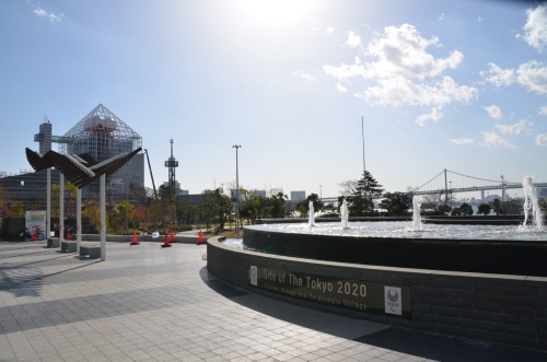 都立晴海ふ頭公園（東京都中央区晴海5丁目）は、東京港晴海埠頭の南西端に位置する。レインボーブリッジや東京タワーなどを一望できることから、同公園から見える景色は、中央区観光協会の「夜景八選」に選ばれた。2021年に開催された東京オリンピック・パラリンピックでは選手村の一部として使用され、終了後にリニューアル。筆者の記憶では、以前は芝生と植栽程度で少し寂れた雰囲気があったことから「埋め立て地の果て」という印象だった。だが、リニューアル後は、周辺の再開発に合わせ、遊具などを備えたハイソな雰囲気の公園として生まれ変わった（写真：渡辺 圭彦）