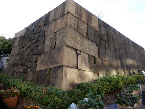 徳島藩の初代藩主だった蜂須賀忠英(はちすかただてる)が1636年に築いた牛込見附の遺構。牛込橋東側のたもとでは一部が間近に見える(写真:三上 美絵)