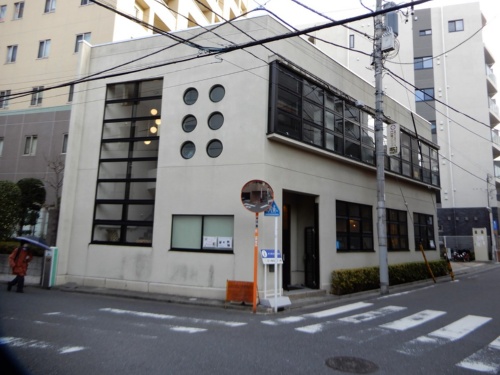 「深川東京モダン館（旧東京市深川食堂）」（東京都江東区門前仲町1-19-15）は、1932年に竣工。36年に食堂が閉鎖された後、38年に栄養食配給所として再開。戦後は東京都の職業を仲介する施設などとして使われ、79年に江東区へ移管。2008年には国登録文化財に登録された。構造は2階建ての鉄筋コンクリート造（RC造）。外壁はモルタル下地吹上仕上げ。延べ床面積は336m<sup>2</sup>（写真：三上 美絵）