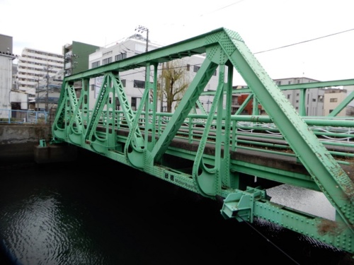 「緑橋」（東京都江東区佐賀1丁目～福住1丁目）は、仙台堀川と大横川（旧大島川）を南北につなぐ大島川西支川に架かる。しずくを縦半分に割った形の補助材が付けられている。橋長23m、構造：1径間鋼製トラス橋、竣工：1929年（写真：三上 美絵）