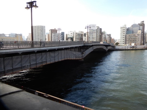 両国橋（東京都中央区東日本橋2丁目～墨田区両国1丁目）は工事中のため、養生シートで覆われていた。現在の千葉県北部にあたる「下総国」と東京にあたる「武蔵国」の両国にまたがることから、「両国橋」と呼ばれるようになったという。橋長164.5m、幅員24.0m、形式：3径間ゲルバー式鋼鈑桁橋（写真：三上 美絵）