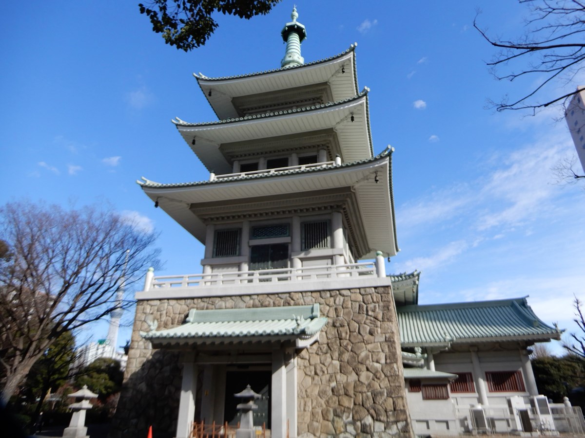 東京都慰霊堂には納骨室がある慰霊塔が併設されている。東京都慰霊堂の建築面積：1246.18m<sup>2</sup>、構造：鉄骨鉄筋コンクリート造（SRC造）、階数（慰霊堂）：地上1階・地下1階、最高高さ（慰霊堂）：20.9m、階数（慰霊塔）：地上4階、最高高さ（慰霊塔）：40.9m（写真：三上 美絵）
