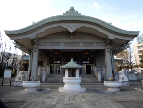 東京都慰霊堂の正面。建設当初は「震災記念堂」と呼ばれていたが、第2次世界大戦の東京大空襲の犠牲者も合祀（ごうし）され、1951年に「東京都慰霊堂」と改称した（写真：三上 美絵）