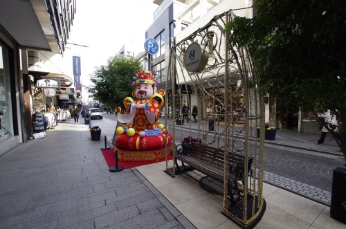 ストリートファニチャーの例。取材時は2024年1月末で、横浜中華街に近い場所でもあるためか、春節向けと思われる装飾物が各所に見受けられた。横浜元町ショッピングストリートを中心としたまちづくりは、市と地元商店街(元町エスエス会)の密接な協働で進められてきた。(写真:下田 健太郎)