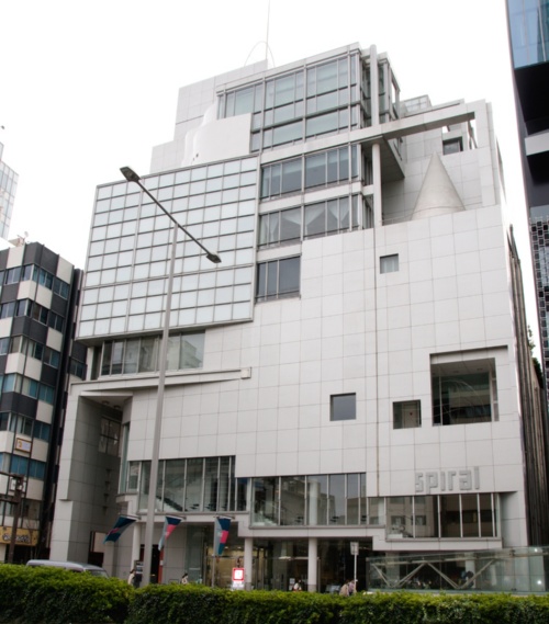 築38年になる「スパイラル」(東京都港区南青山5-6-23)。スパイラルのウェブサイトの説明によると、正方形、円、正三角形、円すいなど「純粋幾何学体」を基本要素とし、外観には数多くの部分的形態を積み上げていくというコラージュ的手法を採用したという。1987年には、世界で最も優れたアルミニウムを使った建築に与えられる「R.S.レイノルズ賞」を受賞している(写真:渡辺 圭彦)