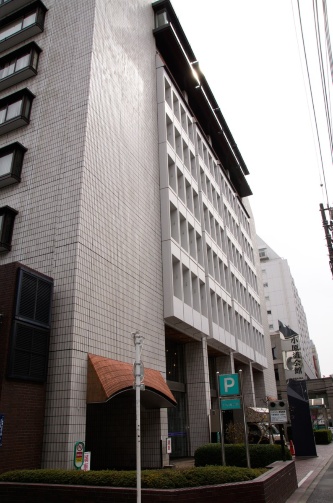 いけばな小原流の拠点「小原流会館」(東京都港区南青山5-7-17)。1975年竣工と古株の建物だ(写真:渡辺 圭彦)