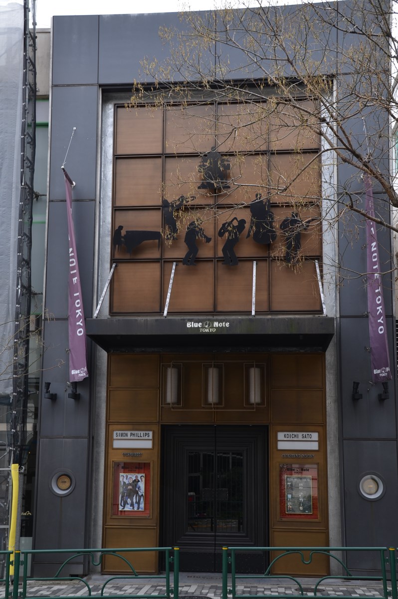 ジャズクラブ「ブルーノート東京」（東京都港区南青山6-3-16）。ソウル、R＆B、ロック、ダンスミュージックなど出演するアーティストは幅広い（写真：渡辺 圭彦）