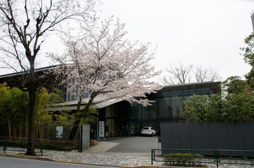 「根津美術館」(東京都港区南青山6-5-1)の駐車場入り口では、見事な桜が通行人の目を引いていた(写真:渡辺 圭彦)