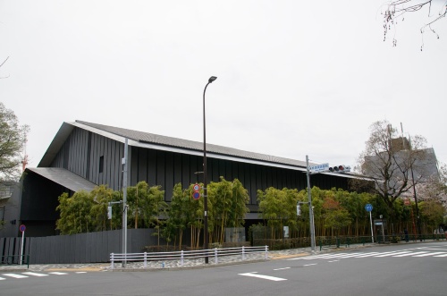 和風家屋を思わせる大屋根が印象的な外観(写真:渡辺 圭彦)