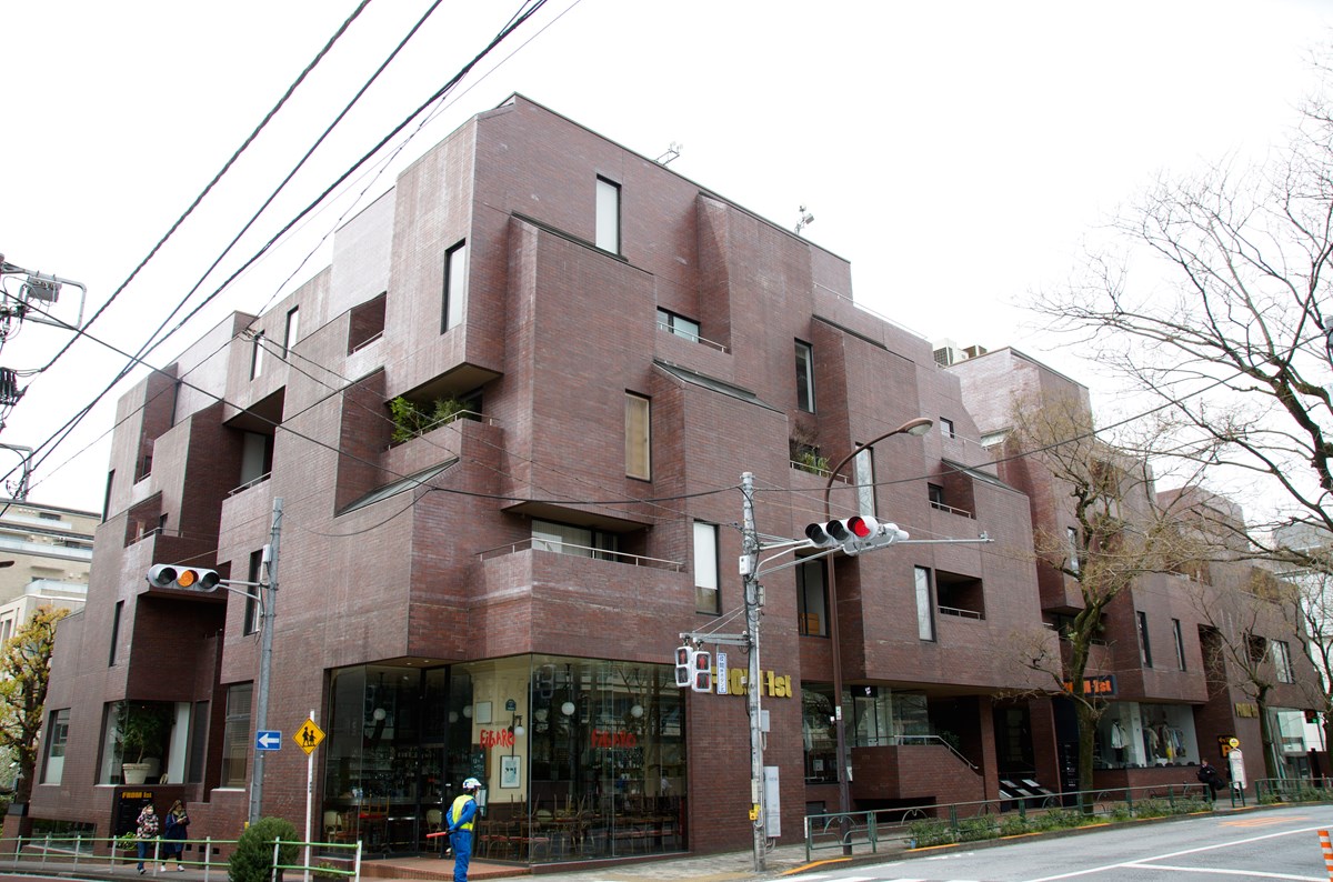 「フロム・ファースト・ビル」（東京都港区南青山5-3-10）は、貫禄たっぷりのたたずまいだ。テレビドラマのロケ地として使われているのもうなずける（写真：渡辺 圭彦）