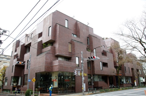 「フロム・ファースト・ビル」(東京都港区南青山5-3-10)は、貫禄たっぷりのたたずまいだ。テレビドラマのロケ地として使われているのもうなずける(写真:渡辺 圭彦)